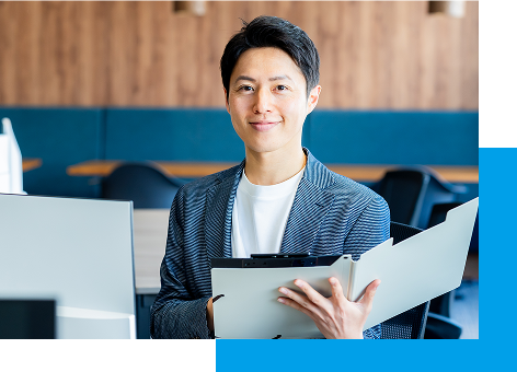 エンジニアの男性が働く写真