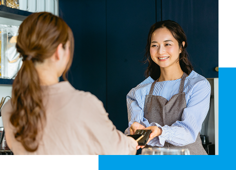 飲食店で接客する女性の写真