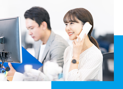 オフィスで働く男女の写真