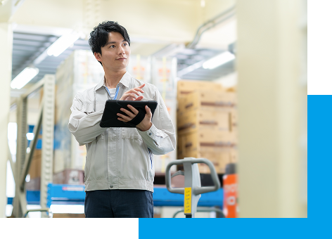 倉庫内で作業する若い男性の写真