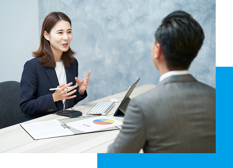 話し合いをする男女の写真