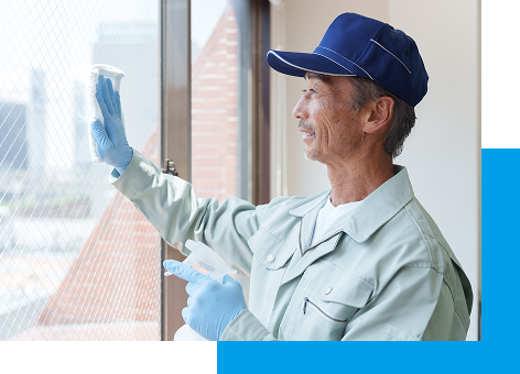 シニアスタッフの男性が働く写真