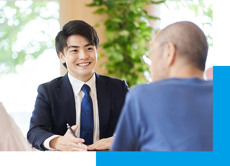 男性が営業活動をする様子の写真