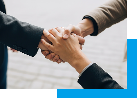 握手をする複数のビジネスマンの写真