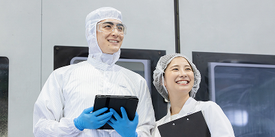 食品工場で働く男女の写真