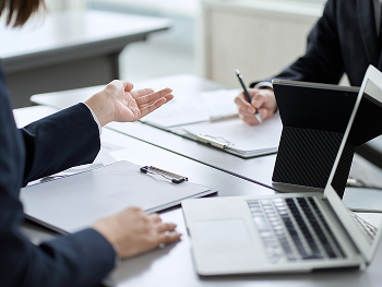 オフィスで会議をする人たちの写真