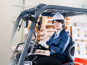 作業車に乗って作業する男性の写真