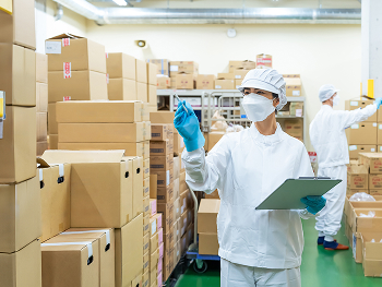 食品工場で作業する作業員の写真