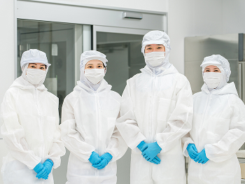 食品工場の作業員たちの写真