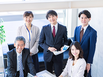 オフィス内で働く人たちの写真