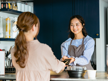 飲食店で接客する女性の写真